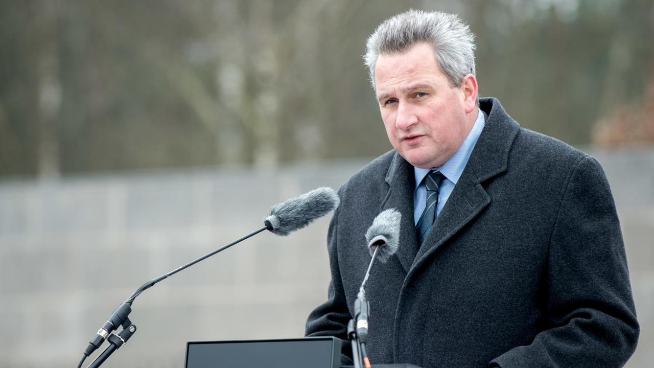 Jens-Christian Wagner, Geschäftsführer der Stiftung niedersächsische Gedenkstätten, spricht in der Gedenkstätte Bergen-Belsen. Mit einer Gedenkveranstaltung wurde hier an den Völkermord an den Sinti und Roma während des Nationalsozialismus erinnert. Jens-Christian Wagner, Geschäftsführer der Stiftung niedersächsische Gedenkstätten, spricht in der Gedenkstätte Bergen-Belsen. Mit einer Gedenkveranstaltung wurde hier an den Völkermord an den Sinti und Roma während des Nationalsozialismus erinnert.