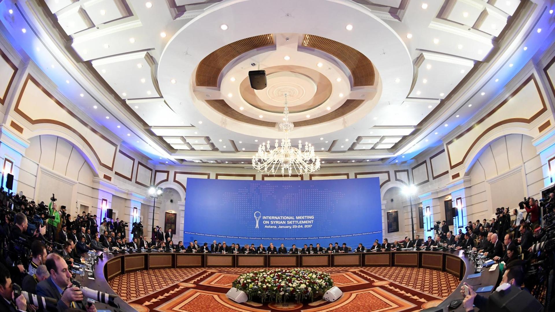 Die Syrien-Gespräche in der kasachischen Hauptstadt Astana haben begonnen. Die Syrien-Gespräche in der kasachischen Hauptstadt Astana haben begonnen.