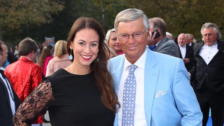 Wolfgang Bosbach (CDU) und seine Tochter Caroline am 16.10.2021 auf dem roten Teppich bei der Premiere des Musicals "Zeppelin". Wolfgang Bosbach (CDU) und seine Tochter Caroline am 16.10.2021 auf dem roten Teppich bei der Premiere des Musicals "Zeppelin".