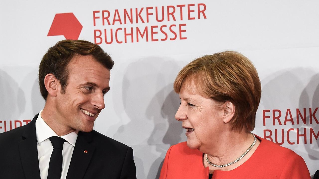 Der französische Präsident Emmanuel Macron und Bundeskanzlerin Angela Merkel unterhalten sich anlässlich der Eröffnungsfeier der Buchmesse in Frankfurt am Main. Der französische Präsident Emmanuel Macron und Bundeskanzlerin Angela Merkel unterhalten sich anlässlich der Eröffnungsfeier der Buchmesse in Frankfurt am Main.