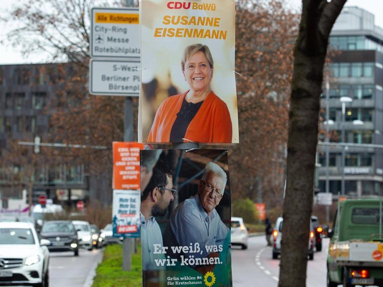 Auf Wahlplakaten in Stuttgart sind die Spitzenkandidatin der CDU, Susanne Eisenmann, und der Spitzenkandidat der Grünen, Winfried Kretschmann, zu sehen.