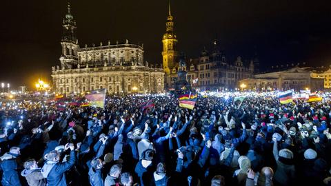 Teilnehmer einer Demonstration des Bündnisses Patriotischer Europaeer gegen Islamisierung des Abendlandes (Pegida) sind am Montagabend, den 22.12.2014 auf dem Theaterplatz in Dresden versammelt.