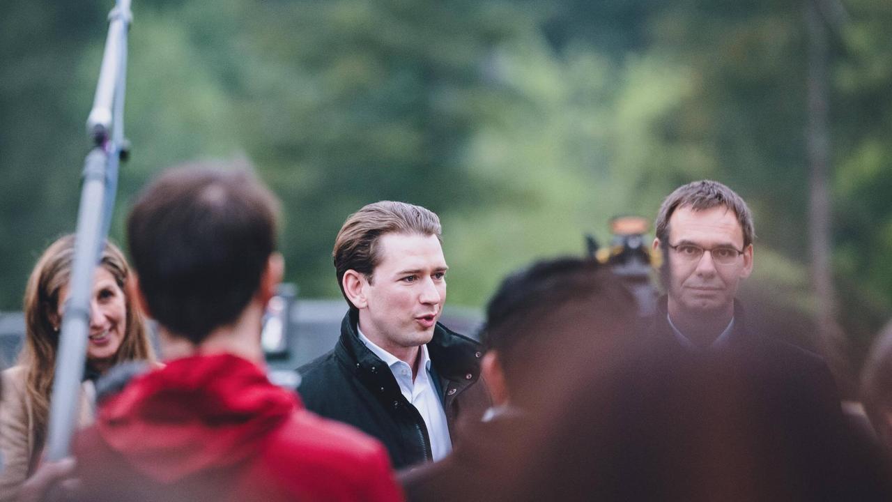 Der österreichische Bundeskanzler Sebastian Kurz (Mitte) steht bei seinem besuch im Kleinwalsertal am 13.05.2020 neben Markus Wallner, Landeshauptmann Vorarlberg (rechts), während zahlreiche Mikrofone und Kameras von Medienvertretern auf ihn gerichtet sind. Der österreichische Bundeskanzler Sebastian Kurz (Mitte) steht bei seinem besuch im Kleinwalsertal am 13.05.2020 neben Markus Wallner, Landeshauptmann Vorarlberg (rechts), während zahlreiche Mikrofone und Kameras von Medienvertretern auf ihn gerichtet sind.
