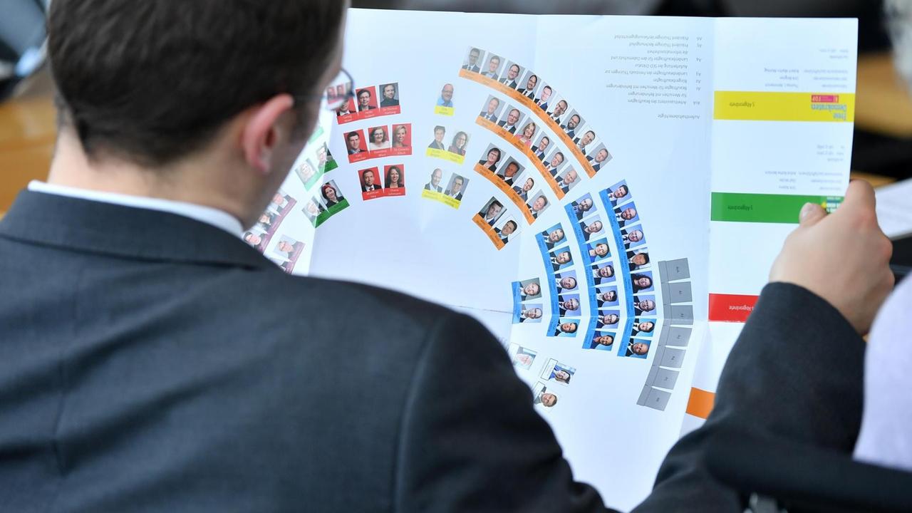 Ein Mann schaut auf die Sitzordnung im Plenarsaal des Thüringer Landtages Ein Mann schaut auf die Sitzordnung im Plenarsaal des Thüringer Landtages