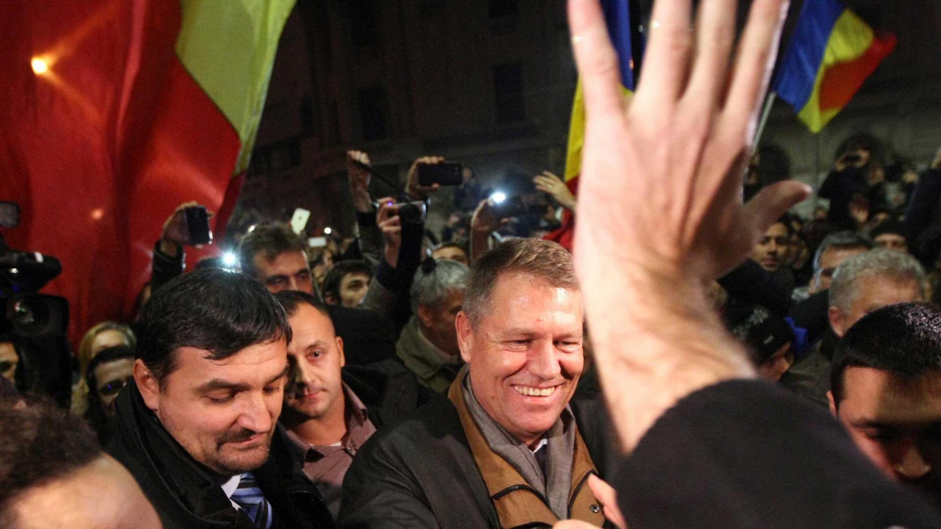 Klaus Johannis wird in den Straßen von Bukarest als neuer Präsident gefeiert. Klaus Johannis wird in den Straßen von Bukarest als neuer Präsident gefeiert.
