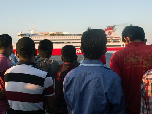 Flüchtlinge aus Syrien, Pakistan und Bangladesch warten am Hafen der griechischen Insel Kos, um nach Athen zu gelangen.