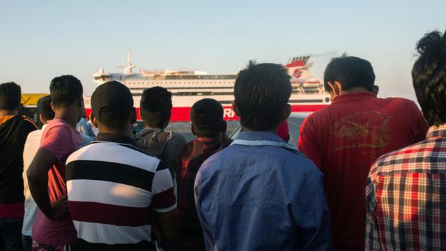 Flüchtlinge aus Syrien, Pakistan und Bangladesch warten am Hafen der griechischen Insel Kos, um nach Athen zu gelangen.
