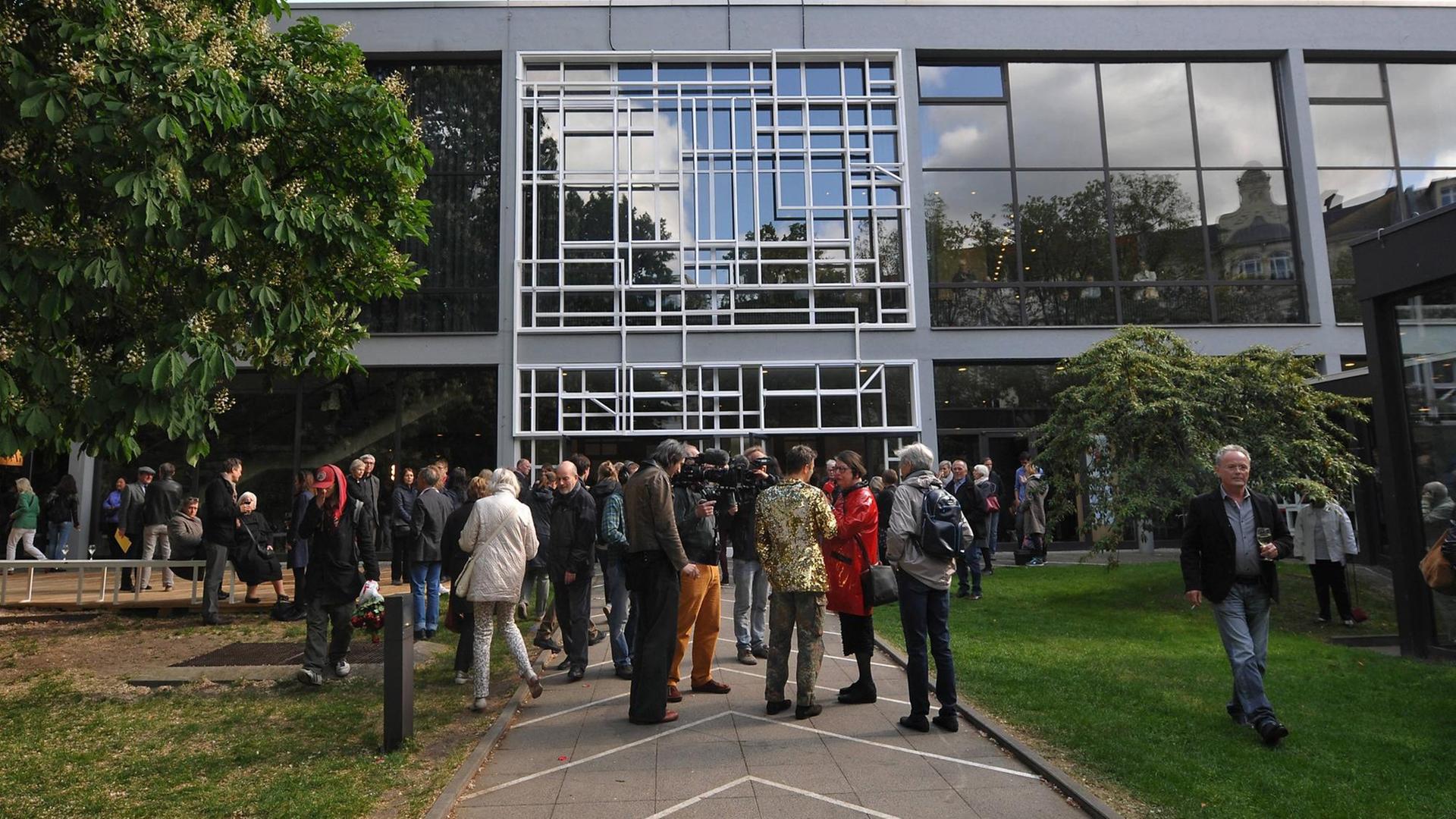 Das Haus der Berliner Festspiele. Hier findet das Theatertreffen statt. Davor Zuschauer. Das Haus der Berliner Festspiele. Hier findet das Theatertreffen statt. Davor Zuschauer.
