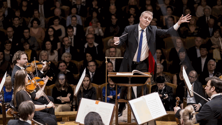 Der Dirigent Alexander Liebreich leitet das Prager Radio-Sinfonieorchester am 16.12.19 im Dvorak-Saal des Rudolfinums