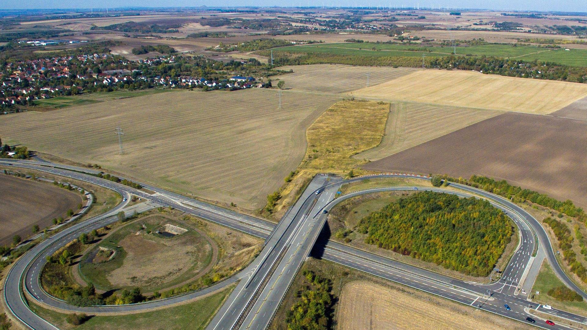 Blick auf die B143 Kreuz Halle Neustadt: Hier musste der Ausbau gestoppt werden aufgrund von Auflagen des Naturschutzes Blick auf die B143 Kreuz Halle Neustadt: Hier musste der Ausbau gestoppt werden aufgrund von Auflagen des Naturschutzes