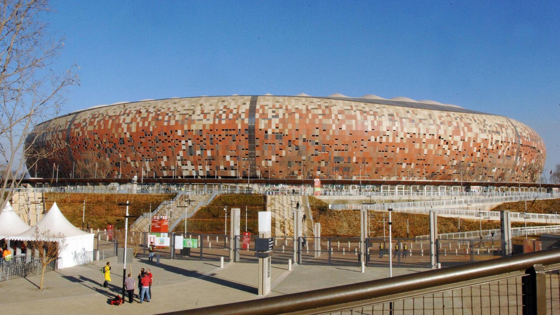Bildnummer: 06076202 Datum: 20.06.2010 Copyright: imago/Colorsport Football - World Cup 2010 - Outside structure of the Soccer City Stadium in Johannesburg general view. PUBLICATIONxINxGERxSUIxAUTxHUNxPOLxUSAxONLY; Johannesburg Fussball Herren WM Nationalteam Länderspiel Sportstätte Totale RSA vdig xub 2010 quer o0 FNB First National Bank South Africa Totale Image number 06076202 date 20 06 2010 Copyright imago Color Sports Football World Cup 2010 Outside structure of The Soccer City Stage in Johannesburg General View PUBLICATIONxINxGERxSUIxAUTxHUNxPOLxUSAxONLY Johannesburg Football men World Cup National team international match venues long shot RSA Vdig xub 2010 horizontal o0 FNB First National Bank South Africa long shot Bildnummer: 06076202 Datum: 20.06.2010 Copyright: imago/Colorsport Football - World Cup 2010 - Outside structure of the Soccer City Stadium in Johannesburg general view. PUBLICATIONxINxGERxSUIxAUTxHUNxPOLxUSAxONLY; Johannesburg Fussball Herren WM Nationalteam Länderspiel Sportstätte Totale RSA vdig xub 2010 quer o0 FNB First National Bank South Africa Totale Image number 06076202 date 20 06 2010 Copyright imago Color Sports Football World Cup 2010 Outside structure of The Soccer City Stage in Johannesburg General View PUBLICATIONxINxGERxSUIxAUTxHUNxPOLxUSAxONLY Johannesburg Football men World Cup National team international match venues long shot RSA Vdig xub 2010 horizontal o0 FNB First National Bank South Africa long shot