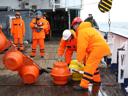 Die Deckmannschaft holt in der Framstraße die Schwimmmkörper eines Messgeräts an Bord der "Polarstern". Die Deckmannschaft holt in der Framstraße die Schwimmmkörper eines Messgeräts an Bord der "Polarstern".