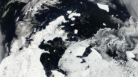 Mithilfe von Satelliten überwachen die Forscher die Antarktis aus dem All.