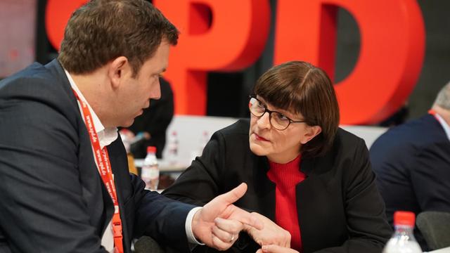 Berlin: Saskia Esken, Bundesvorsitzende der SPD, spricht mit Lars Klingbeil, SPD-Generalsekretär, beim SPD-Bundesparteitag.