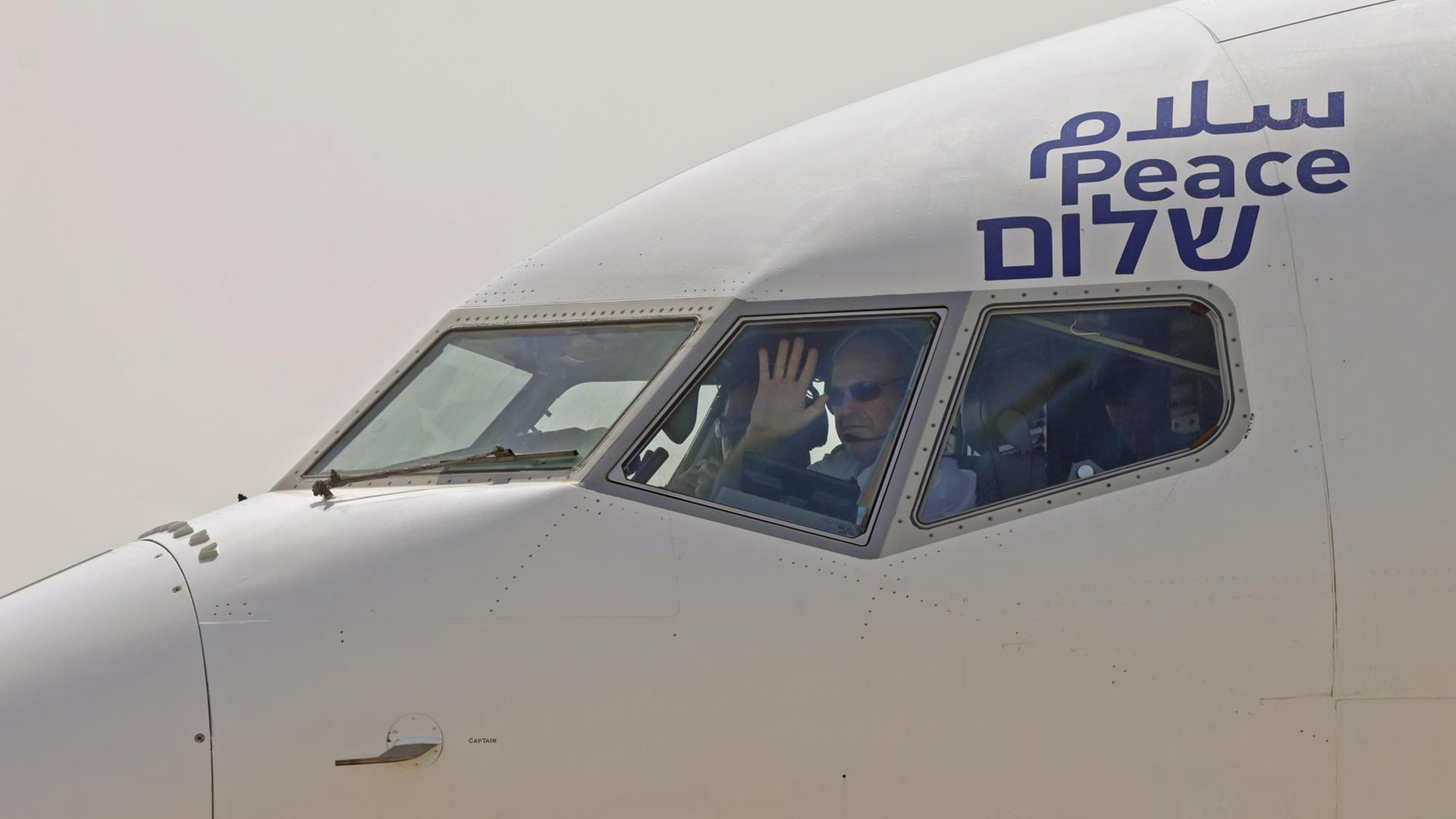 31.08.2020, Israel, Kapitän der Fluggesellschaft El Al winkt vor dem Start nach Abu Dhabi, dem ersten Direktflug von Israel in die Vereinigten Arabischen Emirate, mit einer US-amerikanische und israelische Delegation an Bord. 31.08.2020, Israel, Kapitän der Fluggesellschaft El Al winkt vor dem Start nach Abu Dhabi, dem ersten Direktflug von Israel in die Vereinigten Arabischen Emirate, mit einer US-amerikanische und israelische Delegation an Bord.