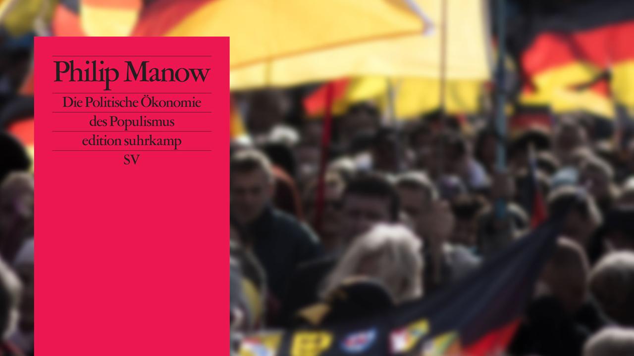 Im Vordergrund das Buchcover zu Philip Manows "Die Politische Ökonomie", im Hintergrund eine Demonstration von "Wir für Deutschland". 