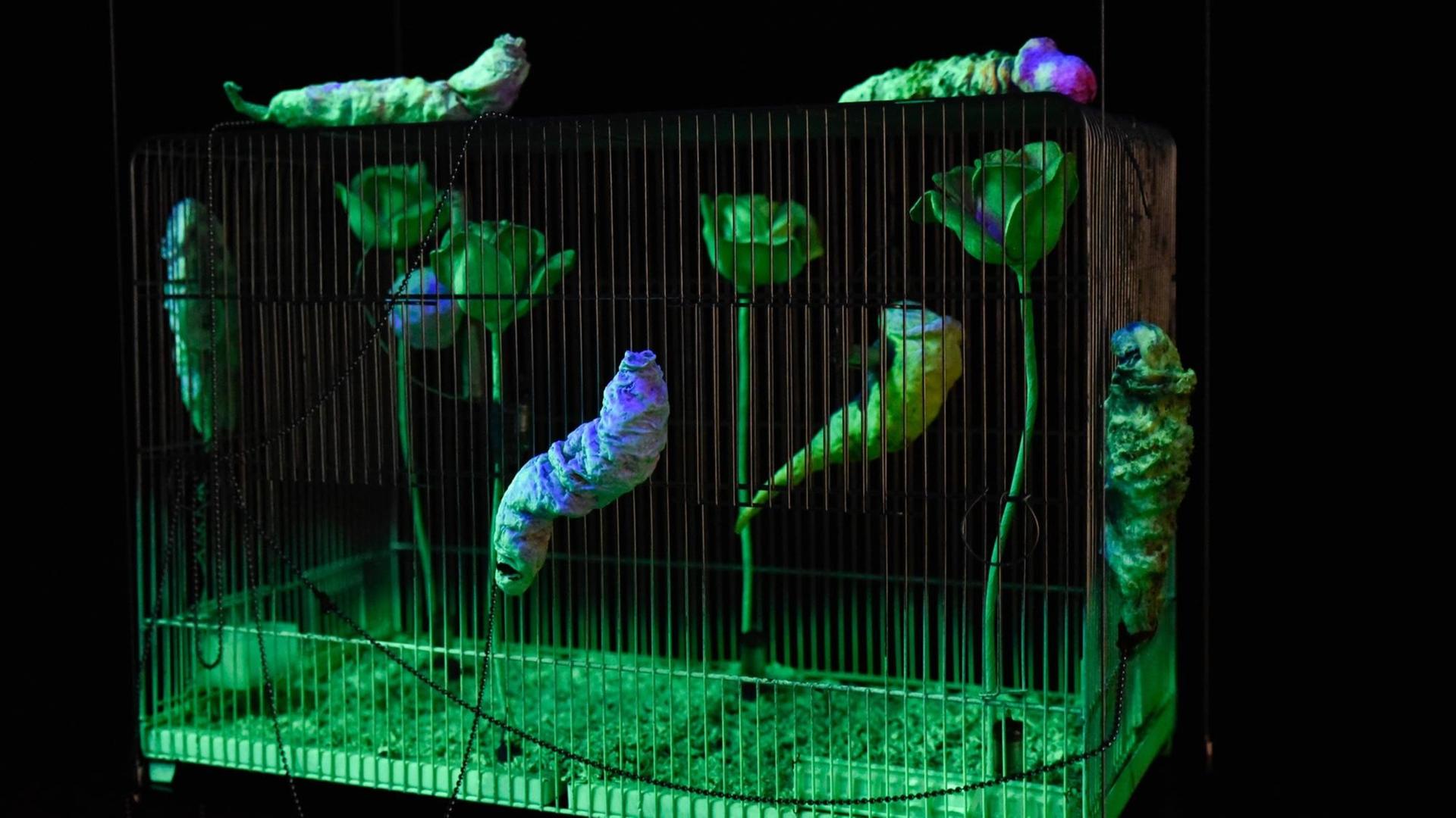 Das Kasseler Fridericianum zeigte im Spetember 2016 eine Retrospektive des japanischen Künstlers Tetsumi Kudo (1935-1990), in dessen Arbeiten sich Körperteile, Pflanzen und elektrische Apparaturen zu posthumanen Gefügen verbinden