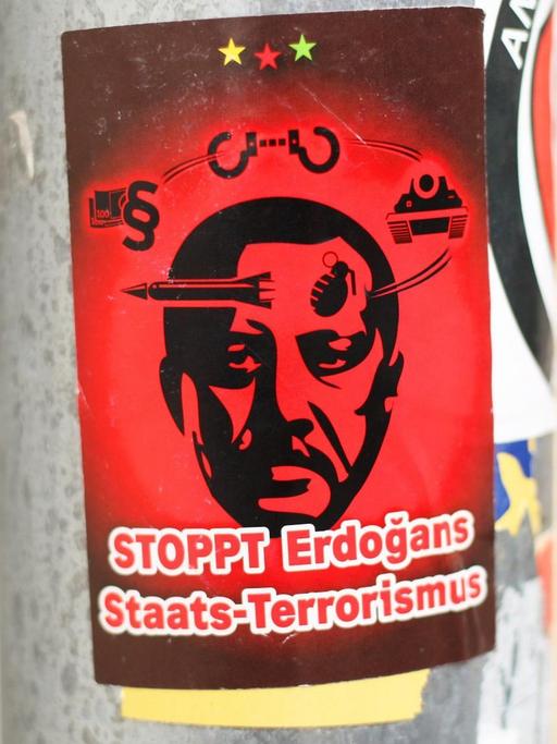 Ein Aufkleber mit der Aufschrift "Stoppt Erdogans Staats-Terrorismus".