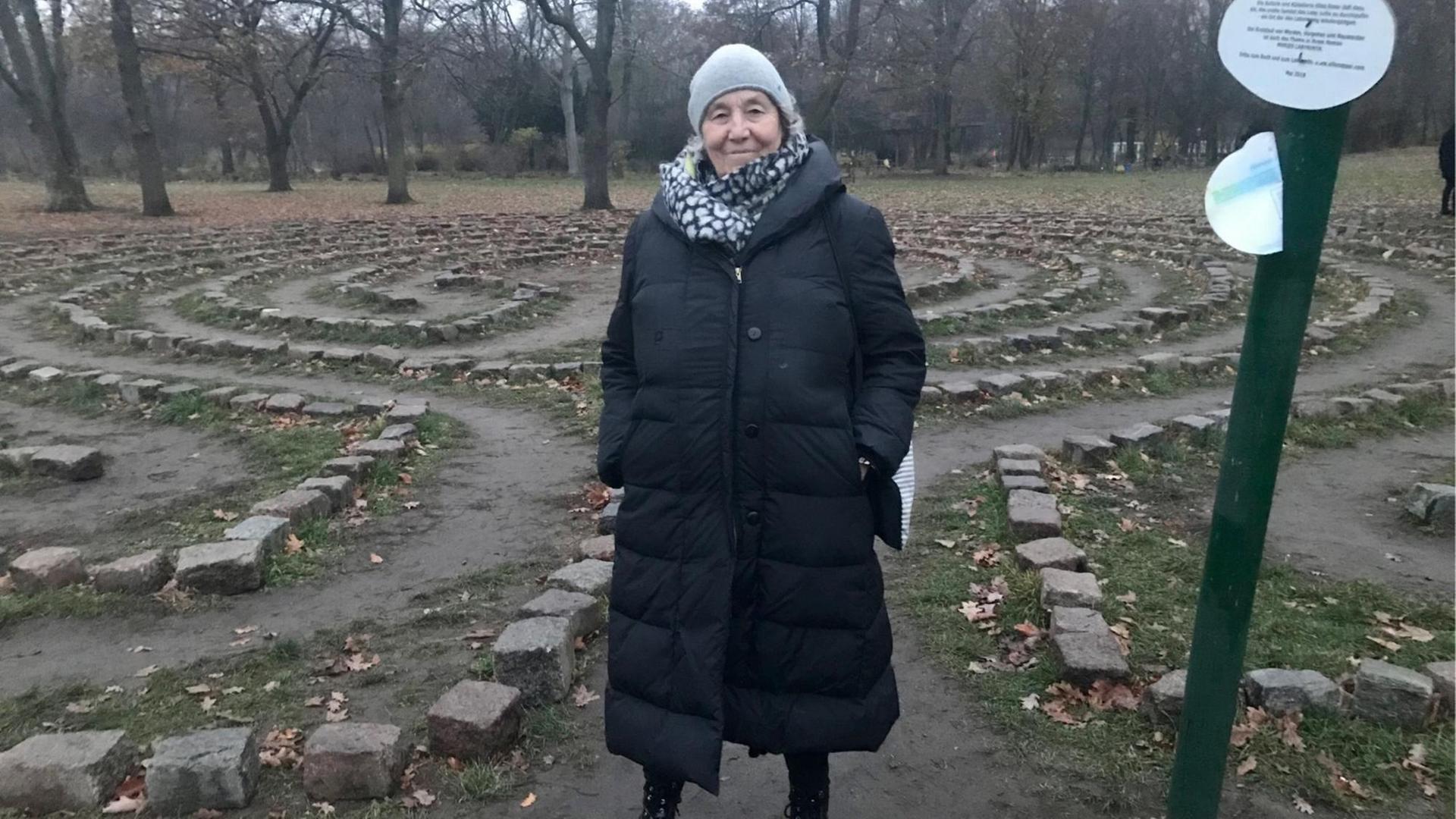 Ellen Esser vor ihrem Steinlabyrinth Ellen Esser vor ihrem Steinlabyrinth