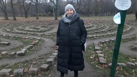 Ellen Esser vor ihrem Steinlabyrinth