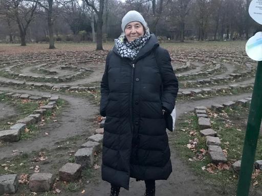 Ellen Esser vor ihrem Steinlabyrinth