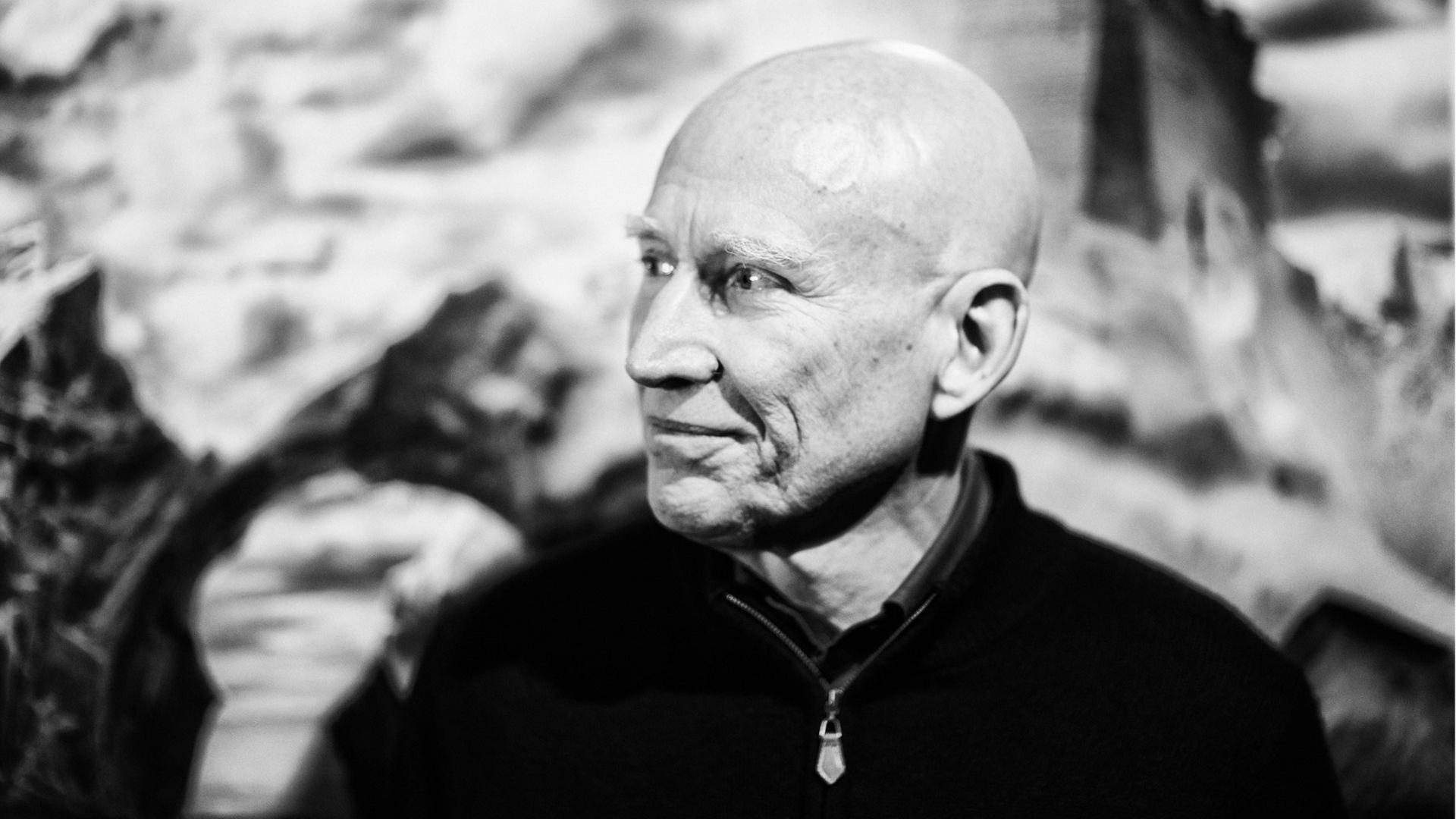 Sebastiao Salgado vor einem seiner Fotos anlässlich der Pressekonferenz zur Eröffnung seiner Ausstellung GENESIS in der Berliner Galerie c/o Berlin. Sebastiao Salgado vor einem seiner Fotos anlässlich der Pressekonferenz zur Eröffnung seiner Ausstellung GENESIS in der Berliner Galerie c/o Berlin.
