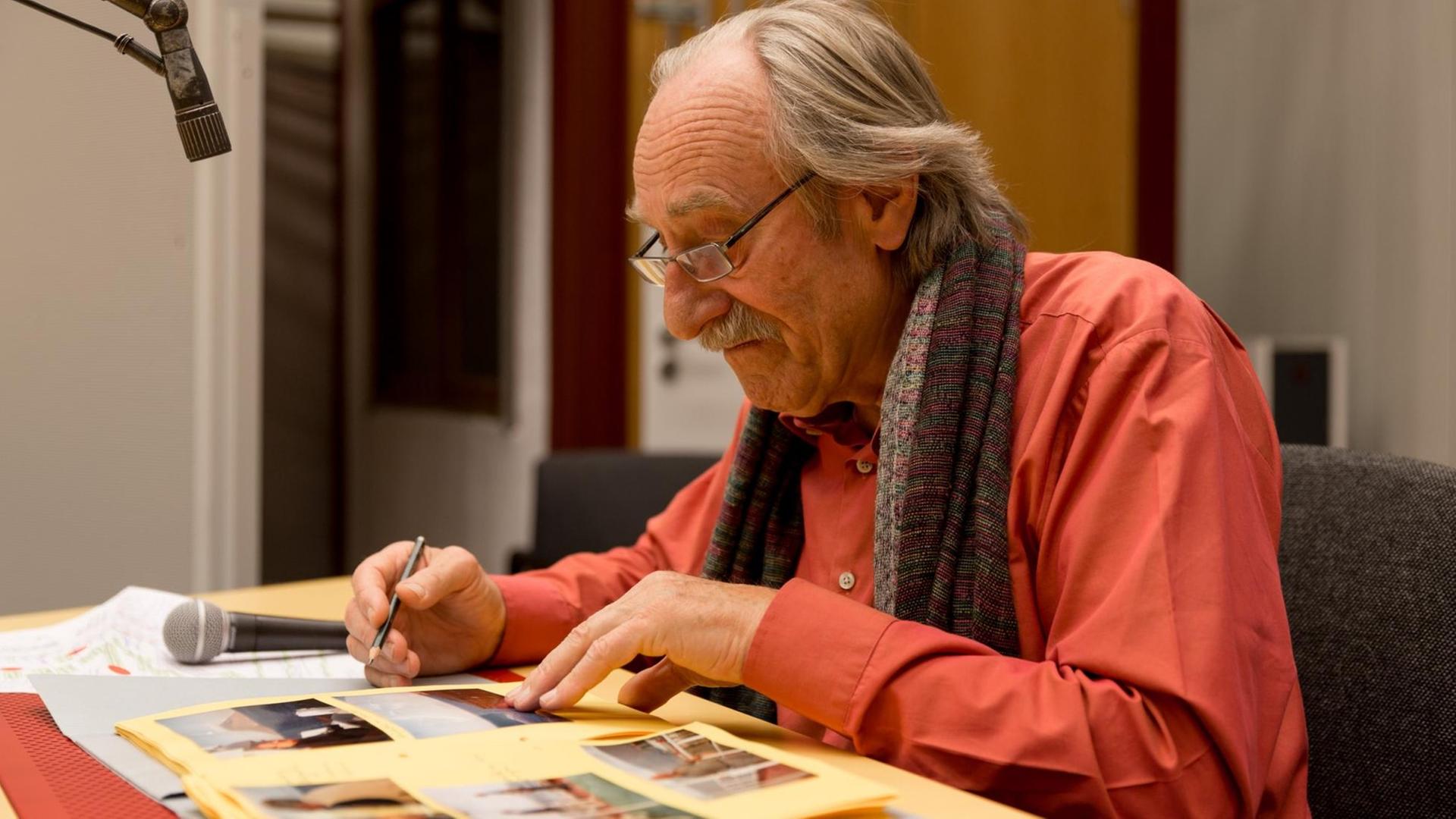 Hartmut Geerken im Hörspielstudio des Deutschlandfunks, während der Hörspielproduktion "twenty days of optimism". Hartmut Geerken im Hörspielstudio des Deutschlandfunks, während der Hörspielproduktion "twenty days of optimism".