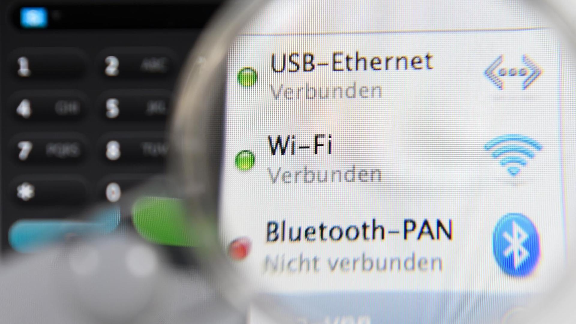 ILLUSTRATION - Eine Lupe ist am 20.07.2015 in Frankfurt am Main (Hessen) auf einen Computer-Bildschirm gerichtet, auf dem USB-Ethernet-. Wi-Fi- und Bluetooth-Verbindungen angezeigt sind. Foto: Arne Dedert/dpa | Verwendung weltweit ILLUSTRATION - Eine Lupe ist am 20.07.2015 in Frankfurt am Main (Hessen) auf einen Computer-Bildschirm gerichtet, auf dem USB-Ethernet-. Wi-Fi- und Bluetooth-Verbindungen angezeigt sind. Foto: Arne Dedert/dpa | Verwendung weltweit