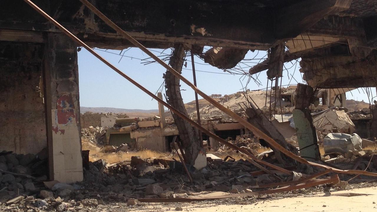 Ehemalige, zerbombte Ladenzeile in Sinjar-Stadt