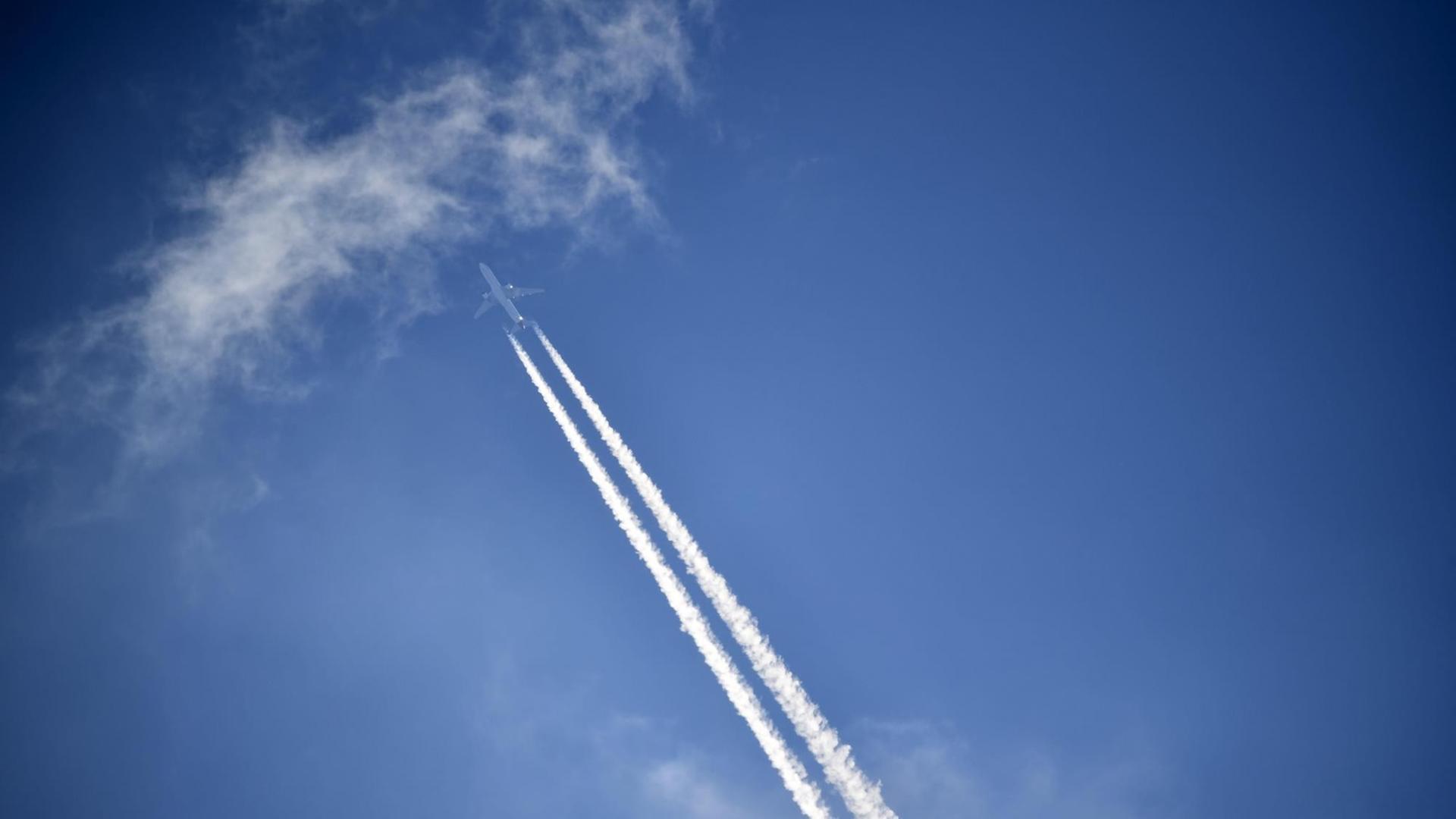 Ein Flugzeug mit Kondensstreifen am Himmel Ein Flugzeug mit Kondensstreifen am Himmel
