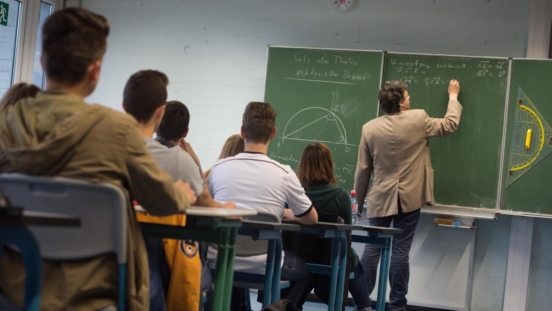 Matheunterricht in einem Oberstufen-Kurs Matheunterricht in einem Oberstufen-Kurs