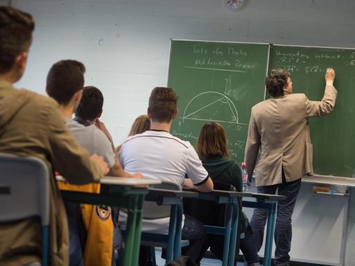 Matheunterricht in einem Oberstufen-Kurs am Gymnasium.
