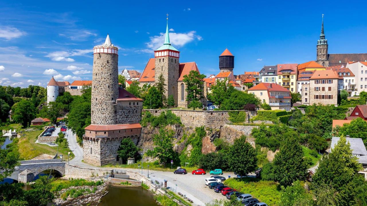 Blick auf die Stadtsilhouette von Bautzen, Altstadtansicht mit Alter Wasserkunst, Orthenburg, Michaeliskirche und Spree. | Blick auf die Stadtsilhouette von Bautzen, Altstadtansicht mit Alter Wasserkunst, Orthenburg, Michaeliskirche und Spree. |