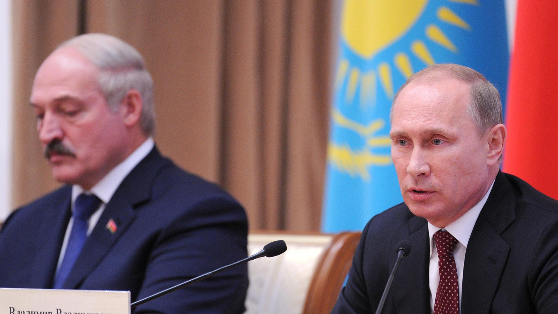 Weißrusslands Präsident Alexander Lukaschenko sitzt neben Russlands Präsident Wladimir Putin Weißrusslands Präsident Alexander Lukaschenko sitzt neben Russlands Präsident Wladimir Putin