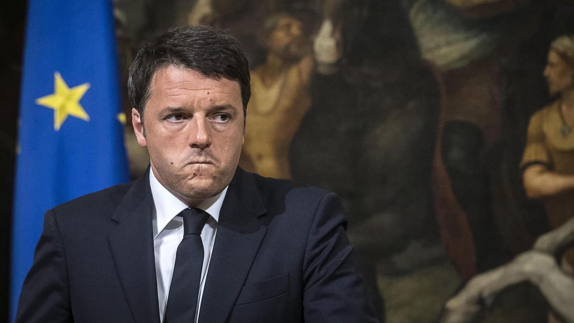 Italiens Ministerpräsident Matteo Renzi gibt bei einer Pressekonferenz bekannt, dass er die Leichen des gesunkenen Flüchtlingsboots bergen lassen will. Italiens Ministerpräsident Matteo Renzi gibt bei einer Pressekonferenz bekannt, dass er die Leichen des gesunkenen Flüchtlingsboots bergen lassen will.