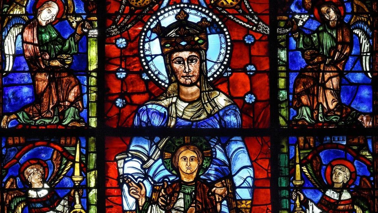Das Glasfenster "Notre Dame de la belle verrière" in der gotischen Kathedrale von Chartres in der Normandie Das Glasfenster "Notre Dame de la belle verrière" in der gotischen Kathedrale von Chartres in der Normandie