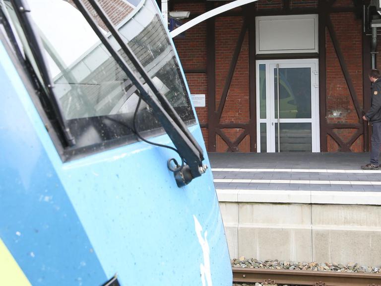 Der Bahnhof von Bad Bentheim: Nach Modernisierungsarbeiten des Bahnhofes, bei dem der Bahnsteig um 40 cm erhöht wurde, lassen sich die Bahnhofstüren nicht mehr öffnen.