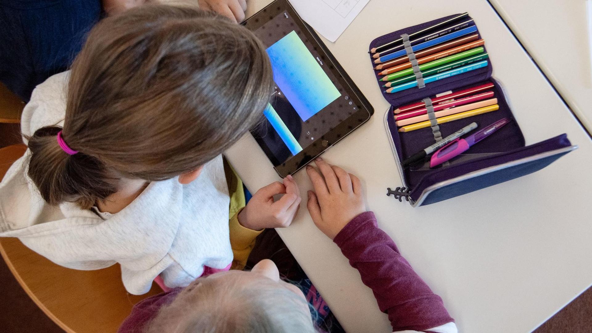 Kinder am Schreibtisch in der Schule, Foto von oben Kinder am Schreibtisch in der Schule, Foto von oben