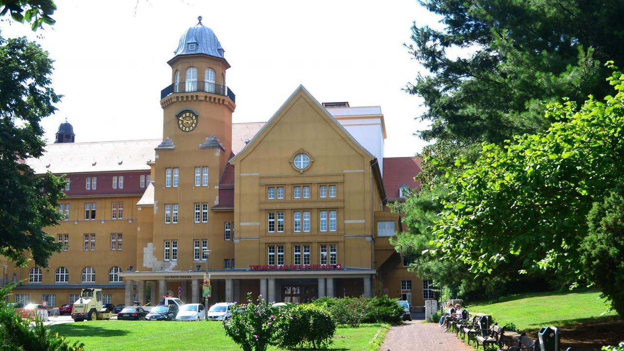 Theater an der Parkaue im Berliner Stadtbezirk Lichtenberg. Theater an der Parkaue im Berliner Stadtbezirk Lichtenberg.