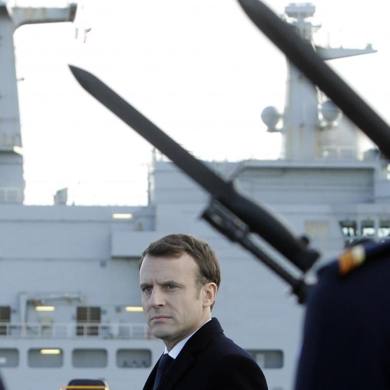 Der französische Staatspräsident Emmanuel Macron wird am 19.01.2018 bei seiner Ankunft auf der Marinebasis in Toulon (Frankreich) von einer Ehrenformation begrüßt. Macron besuchte den Stützpunkt, um auf dem Landungsschiff Dixmunde seine Neujahrsansprache an die Streitkräfte zu halten.