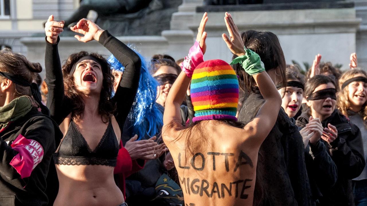 "El violador eres tu" Flashmob in Rom, organisiert von dem feministischen Kollektiv Non Una Meno vor dem Kassationsgericht. Die Demonstration gegen Vergewaltigung und Gewalt gegen Frauen kam von dem chilenischen feministischen Kollektiv Las Tesis.