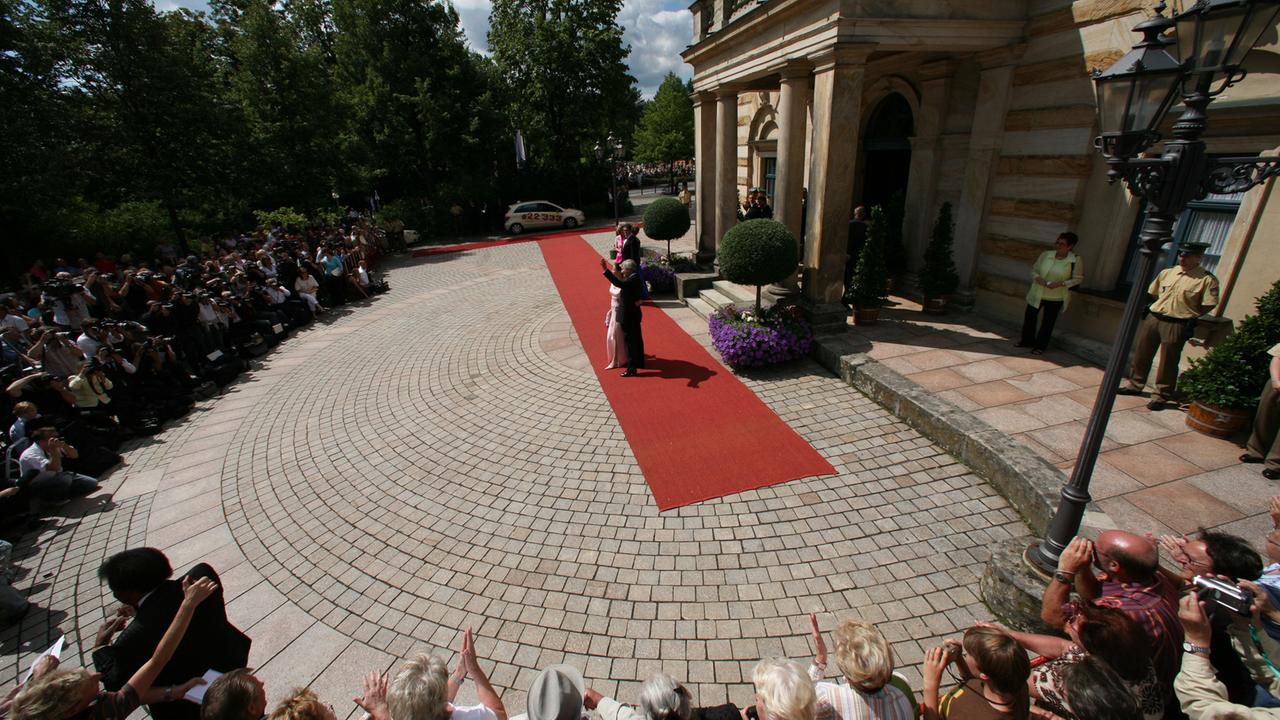 Zuschauer bei den Richard-Wagner-Festspielen in Bayreuth vor dem Festspielhaus Zuschauer bei den Richard-Wagner-Festspielen in Bayreuth vor dem Festspielhaus
