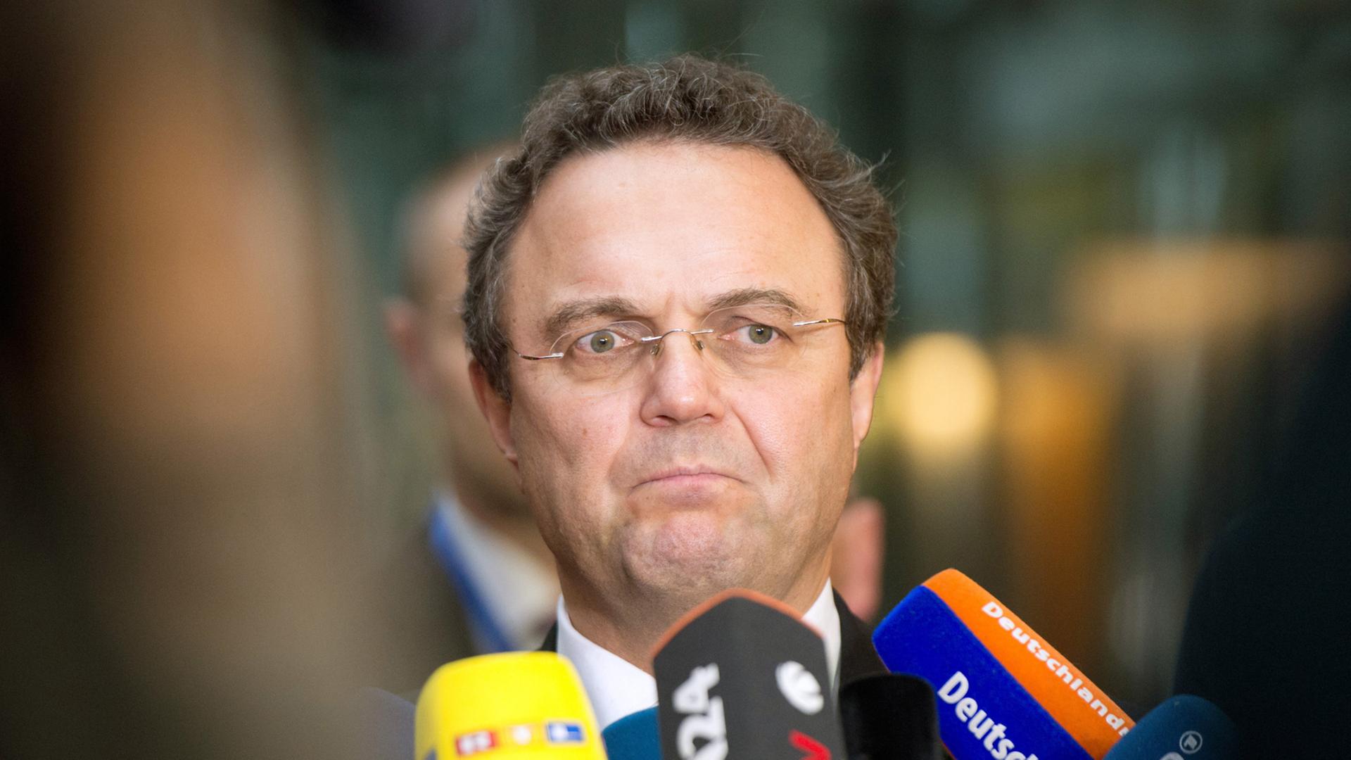 Der damalige Bundesinnenminister Hans-Peter Friedrich (CSU) gibt am 07.11.2013 im Paul-Löbe-Haus in Berlin vor Beginn der Koalitionsverhandlungen von Union und SPD zum Thema Inneres und Justiz ein Interview. Der damalige Bundesinnenminister Hans-Peter Friedrich (CSU) gibt am 07.11.2013 im Paul-Löbe-Haus in Berlin vor Beginn der Koalitionsverhandlungen von Union und SPD zum Thema Inneres und Justiz ein Interview.