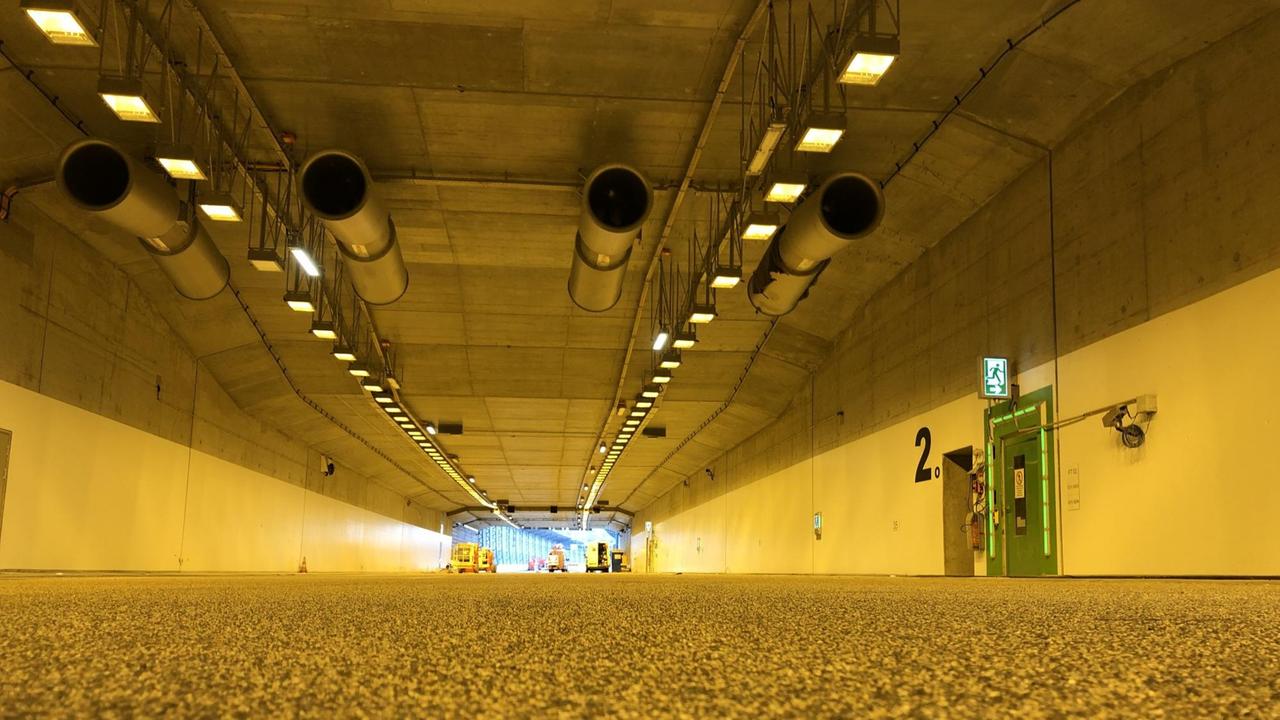 In gelbes Licht getaucht wirkt der neue  Streckenabschnitt unter dem Autobahndeckel wie ein Blick durch einen normalen Tunnel.