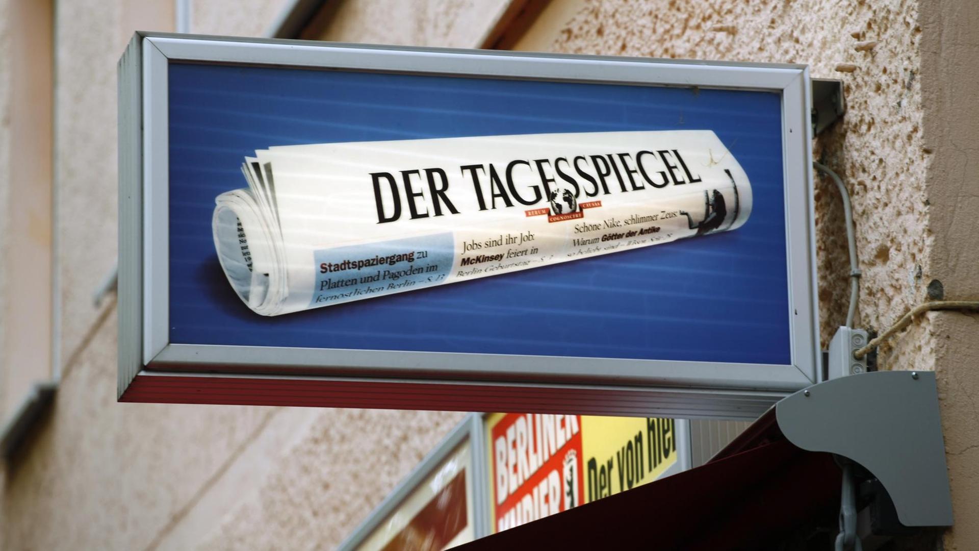 Ein Schild wirbt an einem Kiosk in Berlin für die Tageszeitung "Der Tagesspiegel". Ein Schild wirbt an einem Kiosk in Berlin für die Tageszeitung "Der Tagesspiegel".