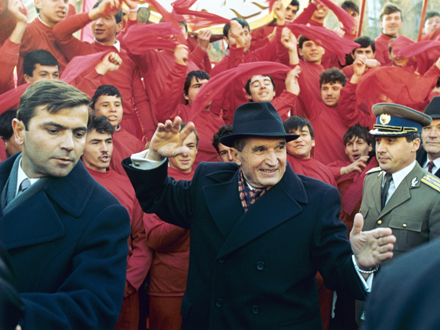 Der rumänische Staats- und Parteichef Nicolae Ceausescu (M) winkt am 24. November 1989 nach dem Parteitag in Bukarest der jubelnden Bevölkerung zu. Im Hintergrund rot gekleidete junge Männer, die rote Tücher schwenken. Ceausescu wurde an diesem Tag zum Abschluß des 14. Parteitages der rumänischen KP einstimmig wiedergewählt. Kurz darauf, am 22. Dezember 1989 wurde er durch einen Aufstand gestürzt, verhaftet, nach einem Geheimprozeß durch ein Sondergericht zum Tode verurteilt und gemeinsam mit seiner Frau Elena am 25. Dezember 1989 hingerichtet. Der rumänische Staats- und Parteichef Nicolae Ceausescu (M) winkt am 24. November 1989 nach dem Parteitag in Bukarest der jubelnden Bevölkerung zu. Im Hintergrund rot gekleidete junge Männer, die rote Tücher schwenken. Ceausescu wurde an diesem Tag zum Abschluß des 14. Parteitages der rumänischen KP einstimmig wiedergewählt. Kurz darauf, am 22. Dezember 1989 wurde er durch einen Aufstand gestürzt, verhaftet, nach einem Geheimprozeß durch ein Sondergericht zum Tode verurteilt und gemeinsam mit seiner Frau Elena am 25. Dezember 1989 hingerichtet.