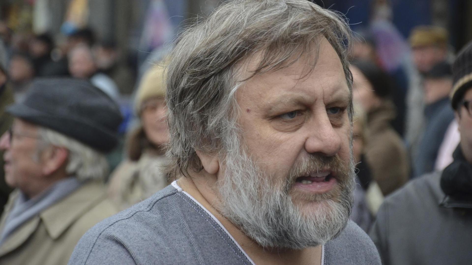 Der berühmte slowenische Philosoph Slavoj Zizek nimmt am 17. November 2011 an einer Demonstration, organisiert von der Initiative ProAlt und anderen Menschenrechtsorganisationen teil. Die Demonstration fand auf dem Wenzelsplatz in Tschechiens Hauptstadt Prag statt. Der berühmte slowenische Philosoph Slavoj Zizek nimmt am 17. November 2011 an einer Demonstration, organisiert von der Initiative ProAlt und anderen Menschenrechtsorganisationen teil. Die Demonstration fand auf dem Wenzelsplatz in Tschechiens Hauptstadt Prag statt.