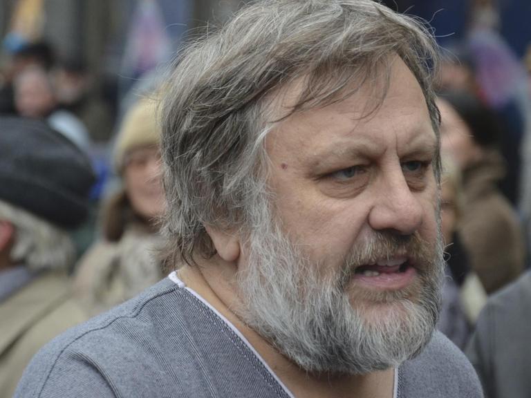 Der berühmte slowenische Philosoph Slavoj Zizek nimmt am 17. November 2011 an einer Demonstration, organisiert von der Initiative ProAlt und anderen Menschenrechtsorganisationen teil. Die Demonstration fand auf dem Wenzelsplatz in Tschechiens Hauptstadt Prag statt.