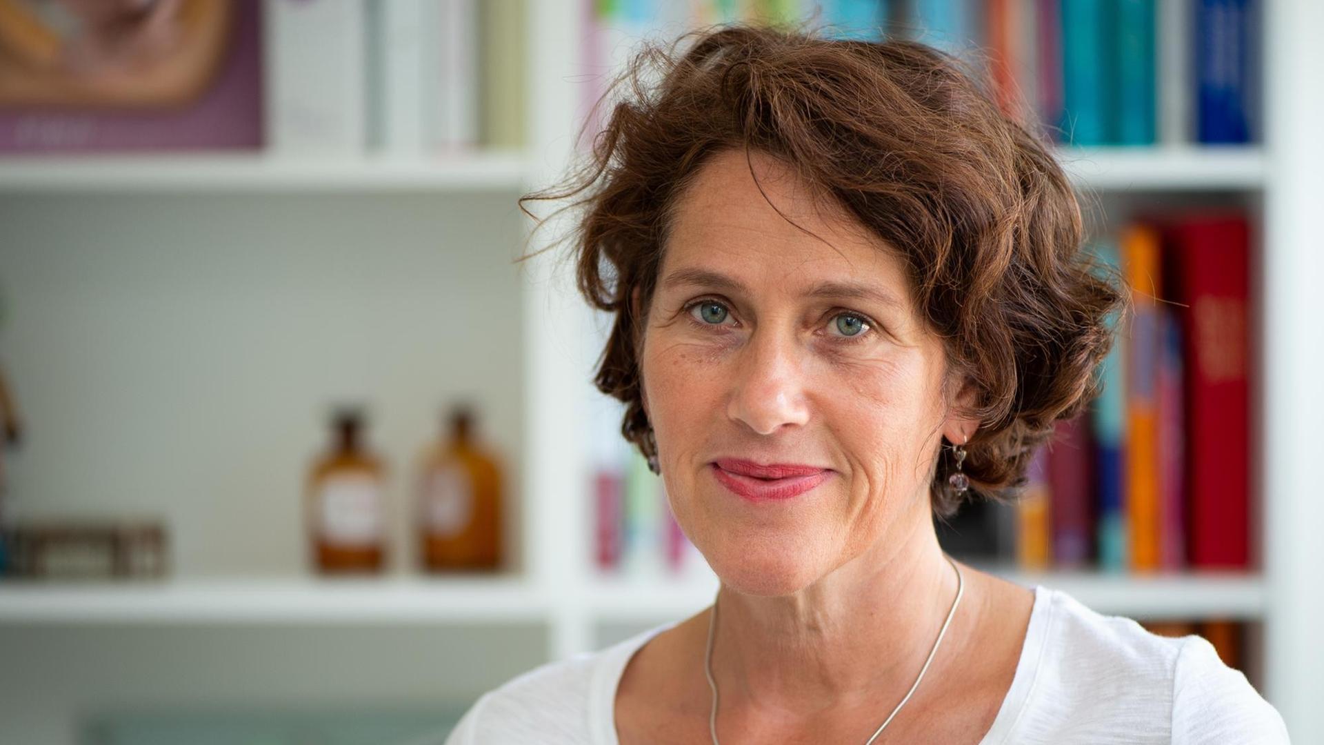 Nora Szász, Frauenärztin, steht in ihrer Praxis. Nora Szász, Frauenärztin, steht in ihrer Praxis.