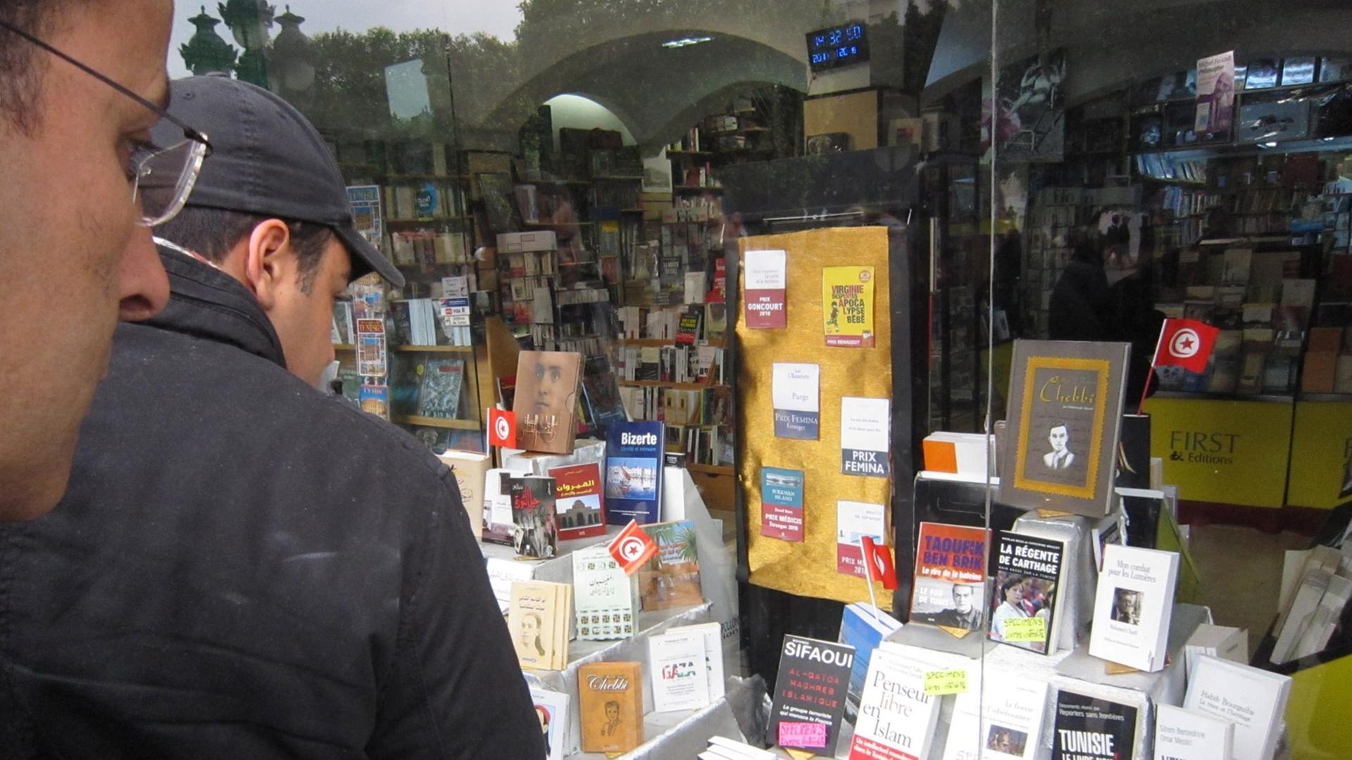 Zwei Passanten betrachten am 20.01.2011 die Auslage eines Buchladens in Tunis. Erstmals liegen zahlreiche bislang verbotene Bücher in der Auslage. Zwei Passanten betrachten am 20.01.2011 die Auslage eines Buchladens in Tunis. Erstmals liegen zahlreiche bislang verbotene Bücher in der Auslage.